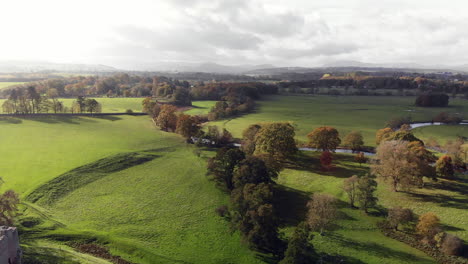 Luftaufnahmen-Fliegen-über-Brougham-Castle-In-Cumbria