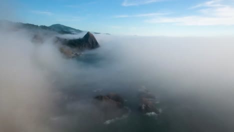 Antenne:-Aufsteigend-Durch-Einen-Nebelverhangenen-Tag,-Um-Einen-Berg-An-Der-Küste-Von-Oregon-Zu-Enthüllen