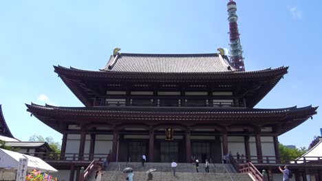 Zojo-ji-tempel,-Tokio-turm-Und-Menschen,-Die-Zum-Zojo-ji-tempel-Gehen