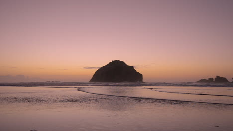 Face-Rock-in-Bandon,-Oregon,-United-States-during-sunset