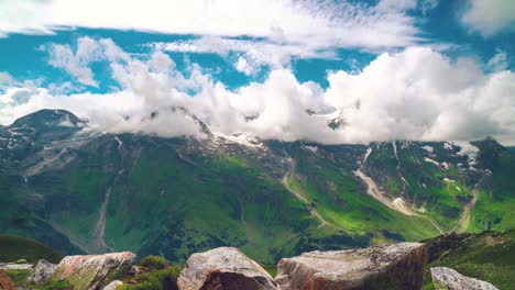 Cinemagrafía-Alpina-De-Una-Vista-Panorámica-De-Las-Montañas-En-Austria-En-Verano-Con-Nubes-Moviéndose-Interminablemente