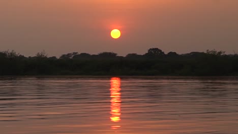 Bunter-Sonnenaufgang-über-Dem-Wasser-Vom-Boot-Am-Nil-Uganda