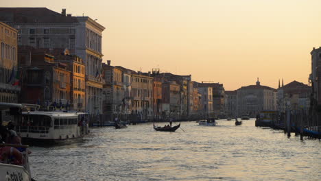 Sonnenuntergang-Im-Canal-Grande,-Venedig,-Italien