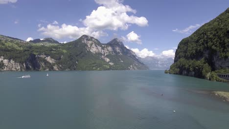 Tarifa-De-Barco-En-Un-Lago-Fiordo-En-Suiza