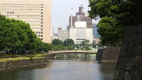 The-lake-around-the-Royal-Palace-in-Tokyo