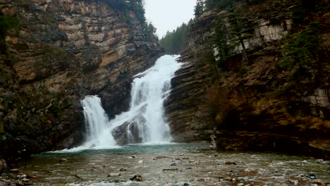 Cameron-Falls,-Einer-Der-Meistfotografierten-Aussichtspunkte-Im-Waterton-Lakes-National-Park