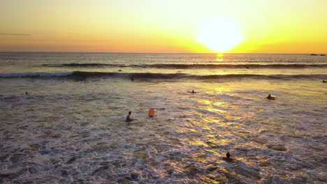 Filmische-Luftaufnahme-Eines-Wunderschönen-Strandes-Während-Des-Sonnenuntergangs