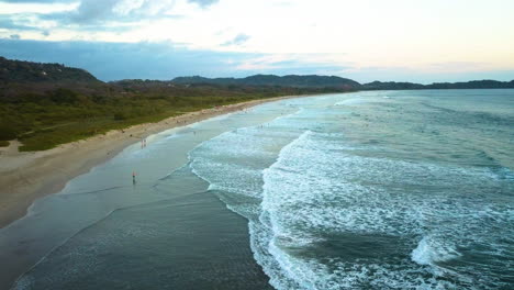 Schöne-Wellen,-Die-An-Einem-Belebten-Strand-Auf-Einer-Tropischen-Insel-Zusammenbrechen