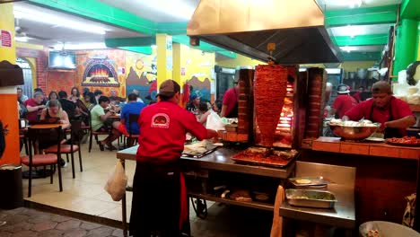 Video-Zeitraffer-Von-El-Fogon,-Einem-Geschäftigen-Authentischen-Restaurant-In-Mexiko-Mit-Rotierendem-Al-Pastor,-Köchen-Und-Küche