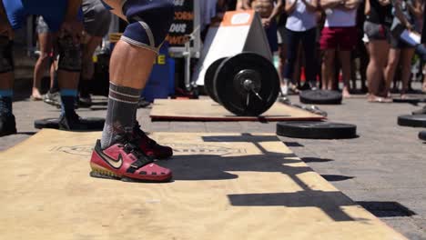 El-Hombre-Deja-Caer-Una-Barra-Con-Pesas-En-El-Suelo-Después-De-Terminar-La-última-Repetición-En-Una-Competencia-De-Crossfit