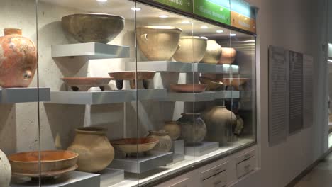 Schwenk-über-Eine-Keramikausstellung-Im-Großen-Museum-Der-Maya-Welt-In-Merida,-Yucatan,-Mexiko
