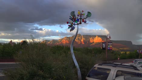 Bunte-Windskulptur---Windspinner,-Der-Sich-Im-Wind-Dreht,-Nahe-Der-Straße-In-Sedona,-Arizona