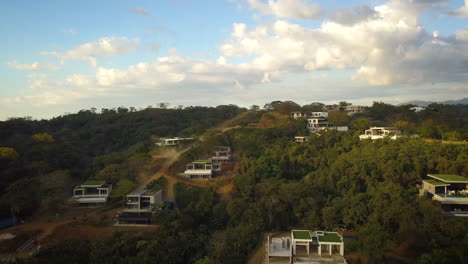 Luftaufnahme-Von-Modernen-Häusern-Mit-Grasdächern-In-Costa-Rica