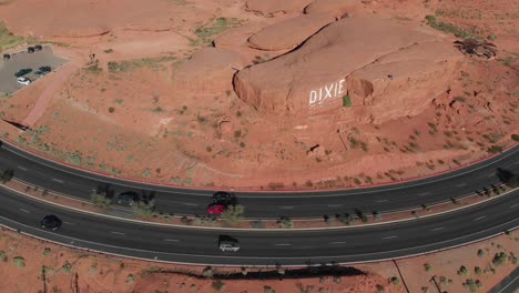 Drohne-Kreist-Um-Rote-Felsen-Und-Straßen-Im-Südlichen-Utah