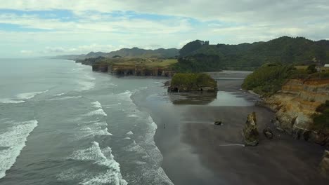 Cascada-Secreta-En-Nueva-Zelanda-Isla-Norte-Vista-Aérea-De-Drones-4k-Arbusto-Nativo