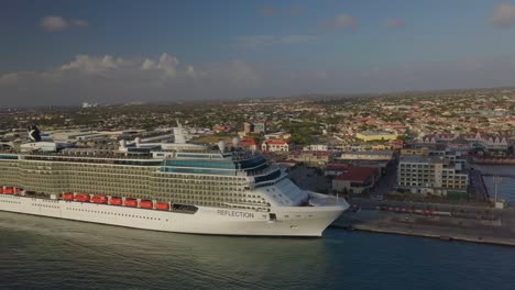 Luftaufnahme-Des-Bugs-Auf-Einem-Großen-Kreuzfahrtschiff-Im-Dock-Mit-Einer-Schwenkbewegung-4k