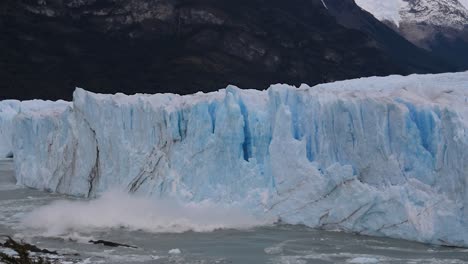Gletscher-Perito-Moreno-Bricht-In-Patagonien-Zusammen