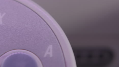 Controles-Antiguos-De-Super-Nintendo-Desenfocados-En-Luz-Violeta-Deslizados-Hacia-La-Derecha