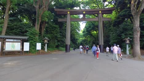 Torii,-Una-Puerta-Japonesa-Tradicional-En-La-Entrada-Del-Santuario-Sintoísta-Meiji-Ubicado-En-Shibuya,-Japón