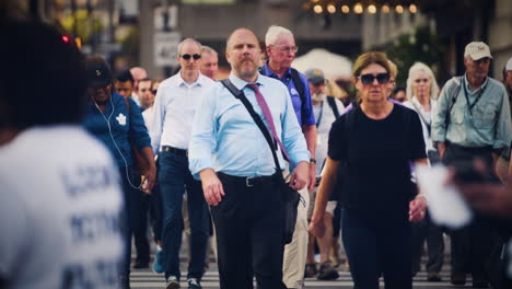 Menschen,-Die-An-Einer-Belebten-Kreuzung-In-Der-Innenstadt-über-Die-Straße-Gehen