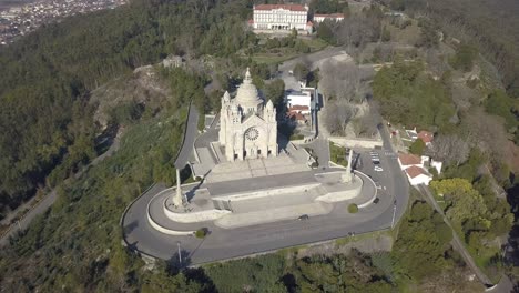 Paisaje-Aéreo-De-Viana-Do-Castelo-Y-La-Catedral-De-Santa-Luzia,-Portugal
