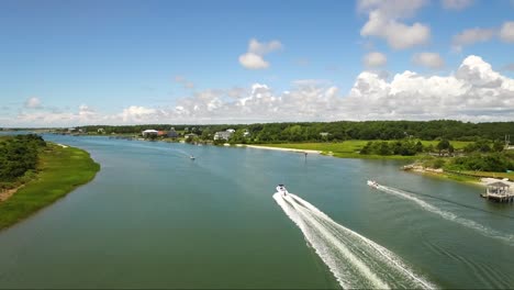 Drohnenverfolgungsboot-In-Der-Intracoastal-Waterway-In-Der-Nähe-Von-Ocean-Isle-Beach-Und-Schalotten,-NC
