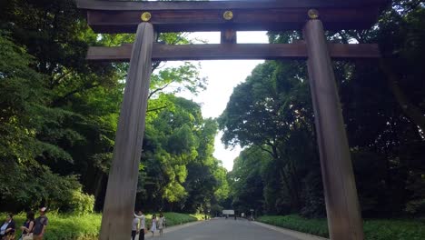 Torii,-Ein-Traditionelles-Japanisches-Tor-Am-Eingang-Des-Meiji-shinto-schreins-In-Shibuya,-Japan