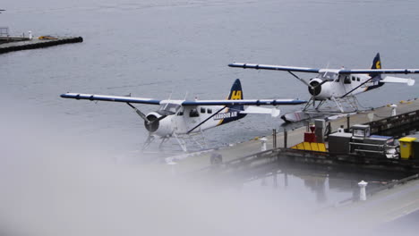 Zwei-Wasserflugzeuge,-Die-In-Einem-Schönen-Hafen-Schwimmen