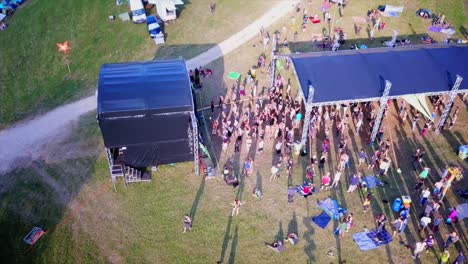 Festival-Con-Gente-Bailando-Frente-A-Un-Escenario-En-Las-Montañas-Suizas-Jura-Con-El-Dron-Filmado-Desde-El-Aire