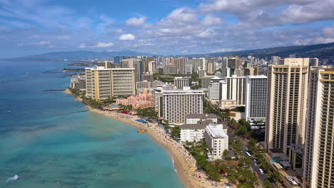 Drone-footage-over-Waikiki-beach-and-a-view-of-Honolulu,-on-the-island-of-Oahu,-Hawaii
