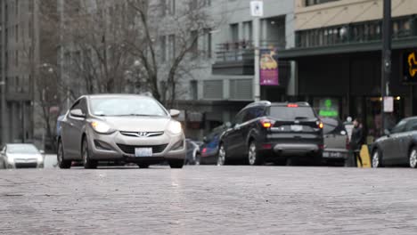 Automóviles-Circulando-En-Una-Concurrida-Intersección-En-El-Centro-De-Seattle