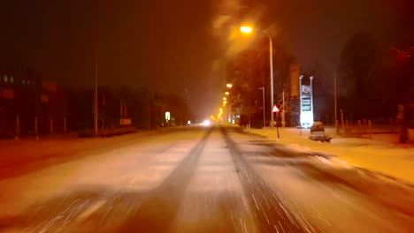 Drivelapse-En-La-Noche-Durante-La-Tormenta-De-Nieve