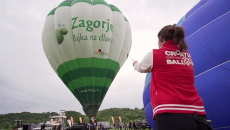 Schwenken-Sie-Um-Die-Frau-Herum,-Während-Sich-Luftballons-In-Der-Nähe-Aufblasen