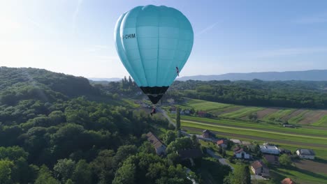 Luftaufnahme,-Die-Am-Frühen-Morgen-Auf-Den-Ballon-Zufliegt-Und-Um-Ihn-Herumschwenkt