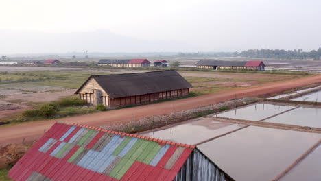 Drone-Vuela-A-Través-De-Granjas,-Plantaciones-De-Sal-Y-Campos-De-Arroz-En-Las-Zonas-Rurales-De-Camboya