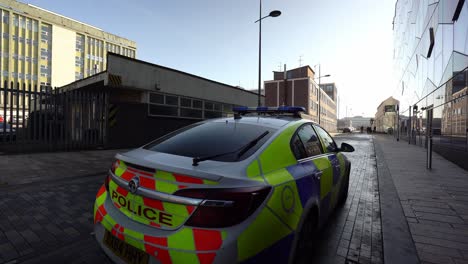 Un-Vehículo-Policial-Estacionado-Frente-A-La-Comisaría-Y-El-Edificio-Del-Ayuntamiento-De-Stoke-En-El-Centro-De-La-Ciudad