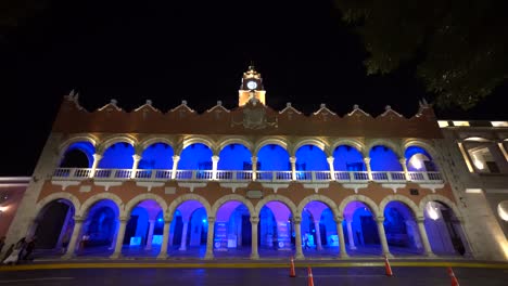 Vordringen-In-Das-Städtische-Gebäude-In-Der-Abenddämmerung-Mit-Seinen-Blauen-Lichtern-Neben-Der-Plaza-Grande-In-Merida,-Mexiko