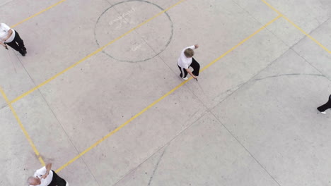 Toma-Aérea-De-Personas-Mayores-Practicando-Tai-Chi