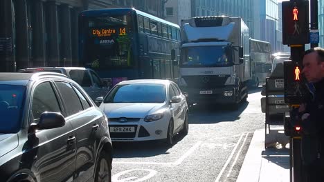 Verschiedene-Fahrzeuge,-Autos---Busse,-Die-An-Sonnigen,-Hellen-Tagen-In-Den-Straßen-Der-Stadt-Liverpool-Unterwegs-Sind