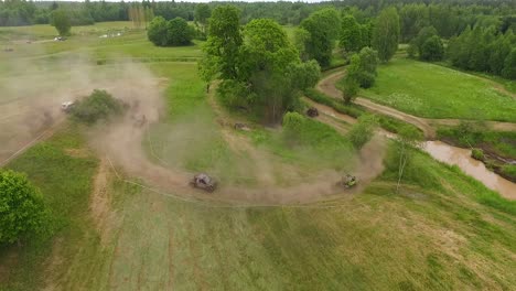 Rally-De-Barro-Todoterreno-Con-Buggy-En-Bosques-Y-Vista-Aérea-Del-Río