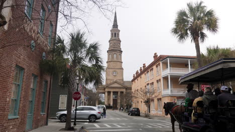 Exterior-De-La-Iglesia-De-San-Felipe-En-Charleston-Con-Carruaje-Tirado-Por-Caballos-En-Primer-Plano