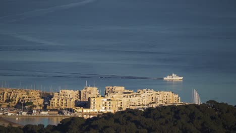 Hafen-Von-Bormes-les-mimosas-Mit-Großem-Segelboot-Davor