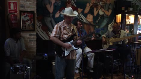 Banda-Local-Tocando-En-Un-Bar