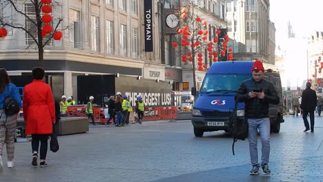 Varias-Personas-Que-Se-Dedican-A-Los-Negocios-Cotidianos-En-El-Distrito-Comercial-Del-Centro-De-La-Ciudad-De-Liverpool