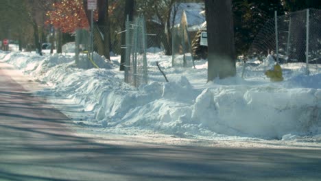 Ein-Mannloch-An-Der-Kreuzung-In-Einer-Ländlichen-Stadt-In-Amerika-Ist-Mit-Schnee-Bedeckt