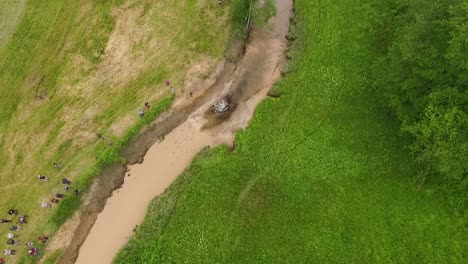 Rally-De-Barro-Todoterreno-Con-Buggy-En-Bosques-Y-Vista-Aérea-Del-Río