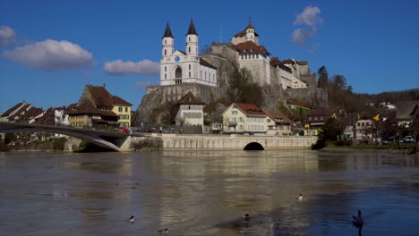 Luftbild-Mit-Der-Drohne-Der-Antiken-Stadt-Aarburg-In-Der-Schweiz-Mit-Fluss