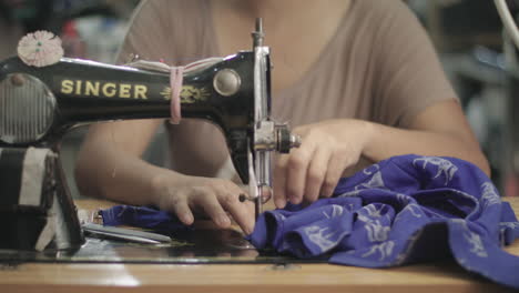 Costurera-Trabajando-En-Una-Máquina-De-Coser