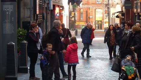 Familia-Hablando-En-Callejón,-Matthew-St,-Liverpool