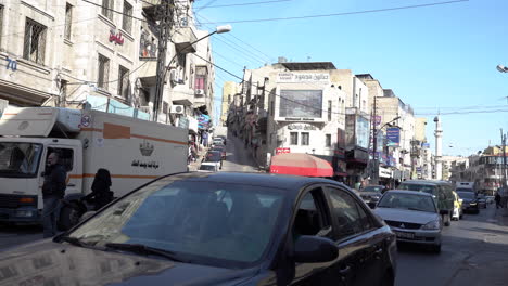 Peatones-Cruzando-La-Calle-En-La-Concurrida-Calle-De-La-Ciudad-De-Amman